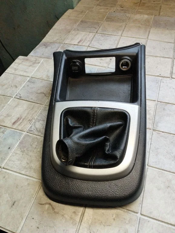 Käigukangi ümbrise viimistlus (plastik) – Hyundai Santa Fe (2006-2012)