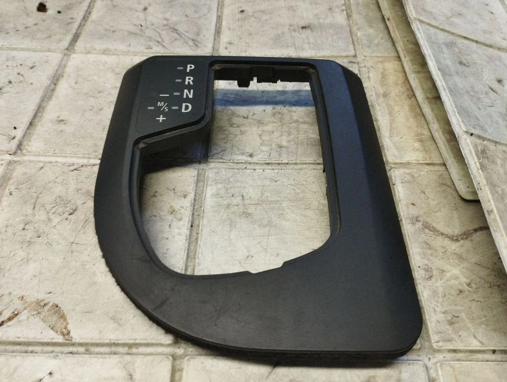 Gear shifter surround trim plastic 7034089
