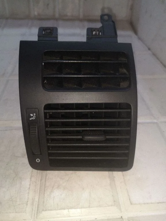 Dashboard side air vent grill/cover trim – Volkswagen Touran I (2003-2010)