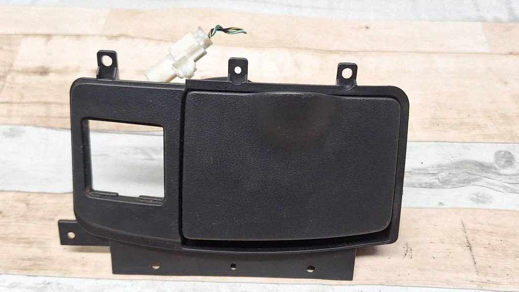 Ashtray (front) – Mitsubishi Outlander (2001-2007)