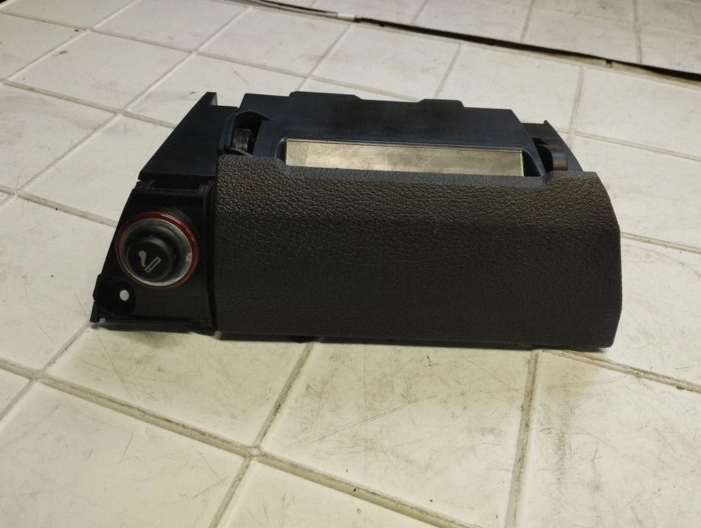 Ashtray (front) – Volkswagen Touran I (2003-2010)