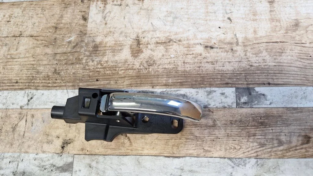 Front door interior handle – Chrysler Sebring (ST-22 - JR) (2000-2007)