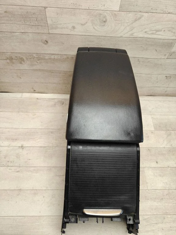 Armrest – Volvo V70 (2008-2013)