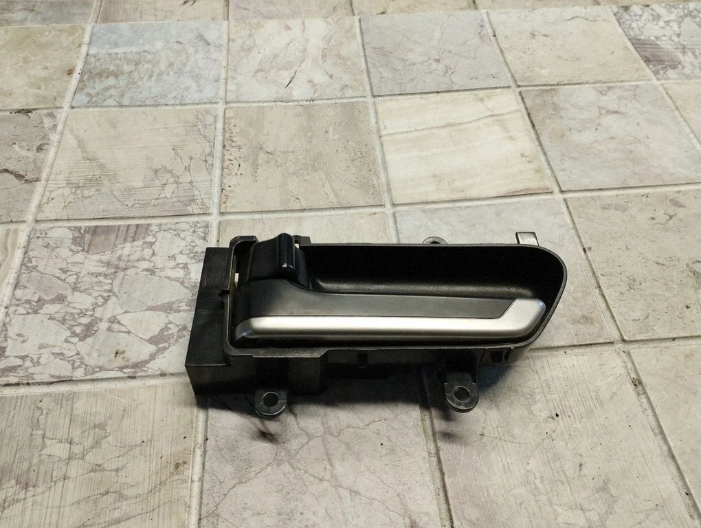 Rear door interior handle trim – Chrysler Voyager (2004-2007)
