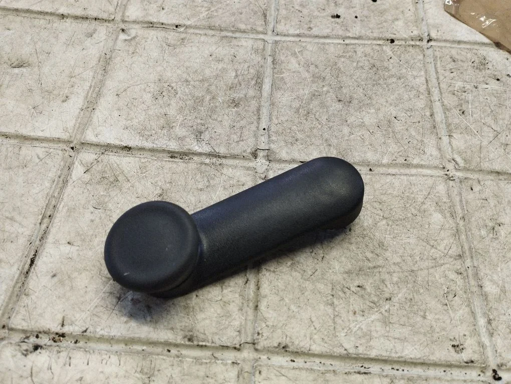 Rear door window winding handle 90247150
