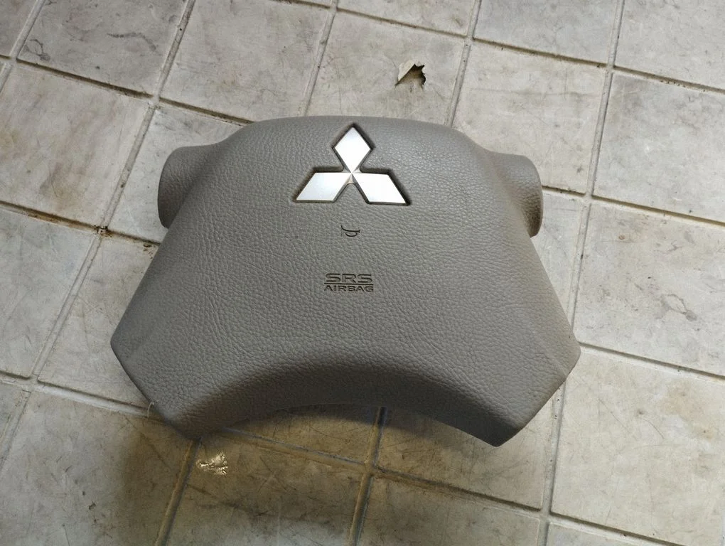 Steering wheel airbag MN103444