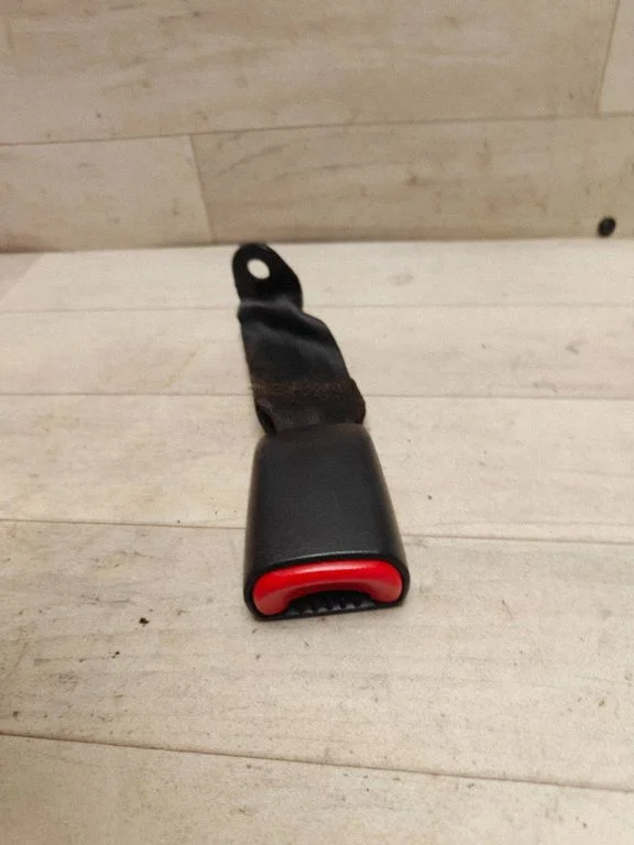 Rear seatbelt buckle – rear right
