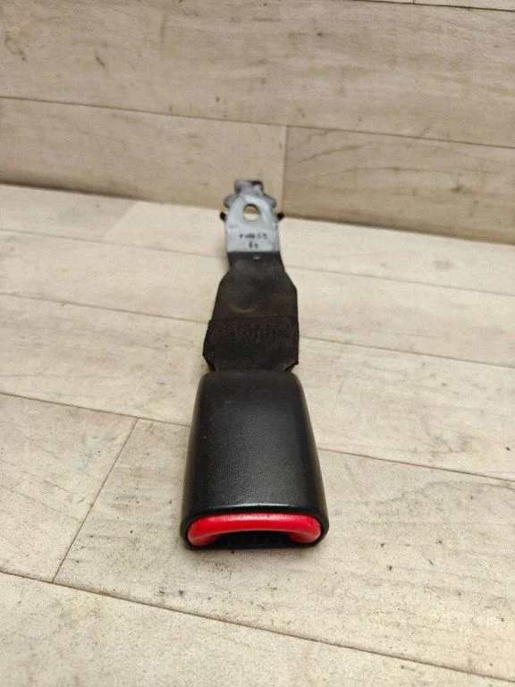 Rear seatbelt buckle – rear right