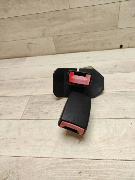 Aizmugurējās drošības jostas sprādze 8E085773901C