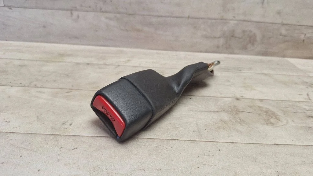 Rear seatbelt buckle – rear right
