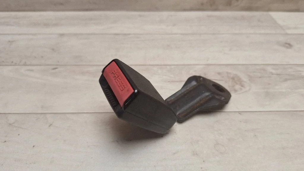 Rear seatbelt buckle – rear right