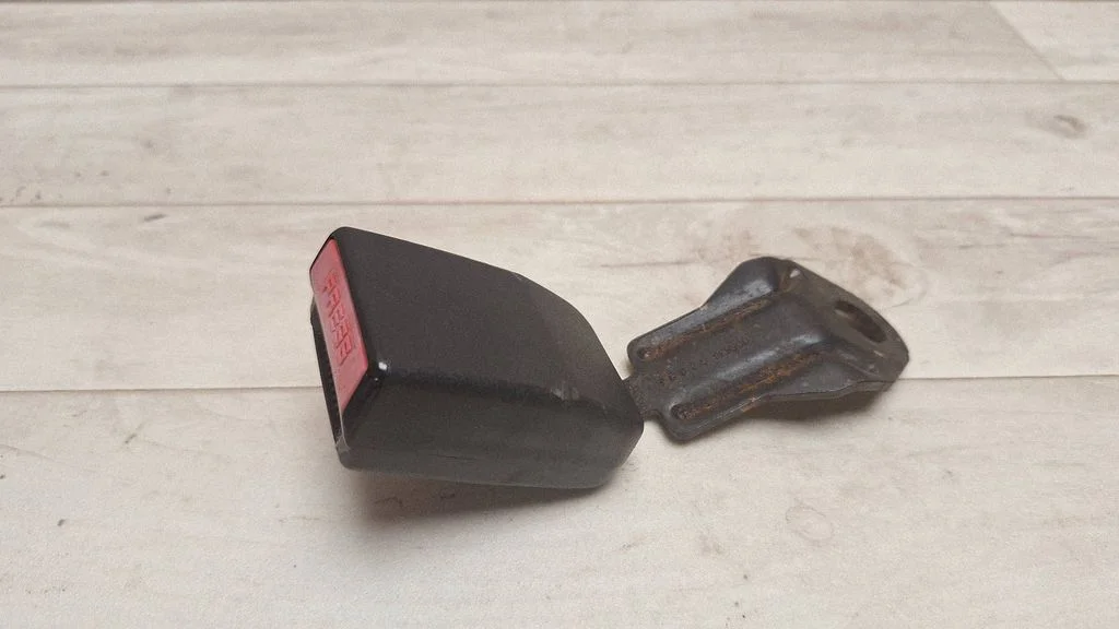 Rear seatbelt buckle – rear right
