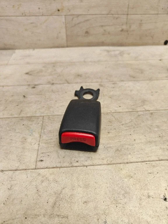 Rear seatbelt buckle – rear right