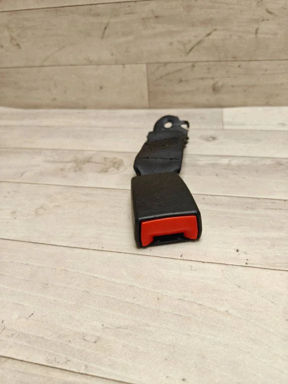 Rear seatbelt buckle 33052842