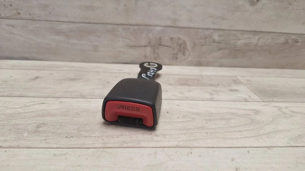 Rear seatbelt buckle – rear right