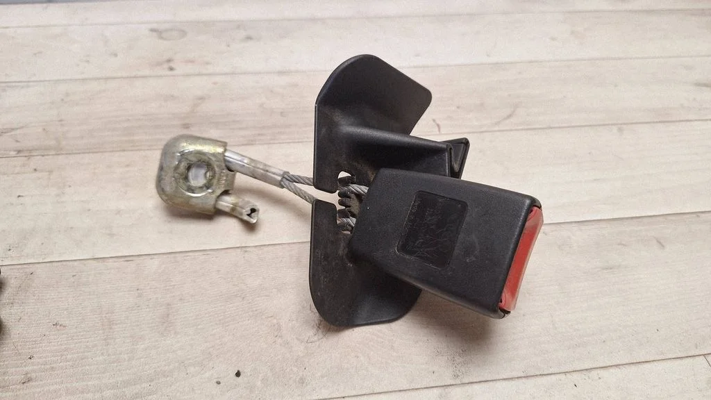 Rear seatbelt buckle 8E0857740