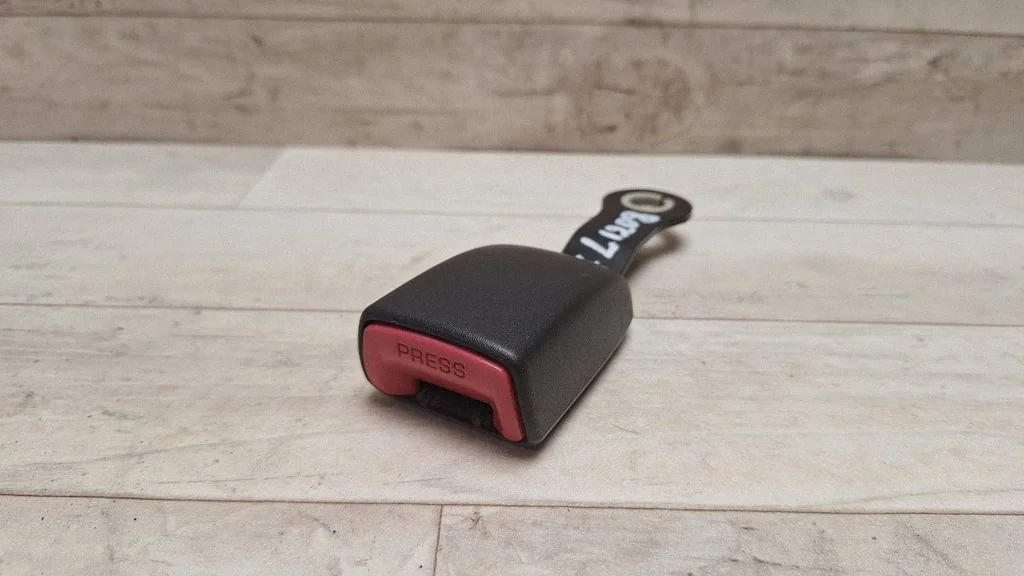 Rear seatbelt buckle E034501