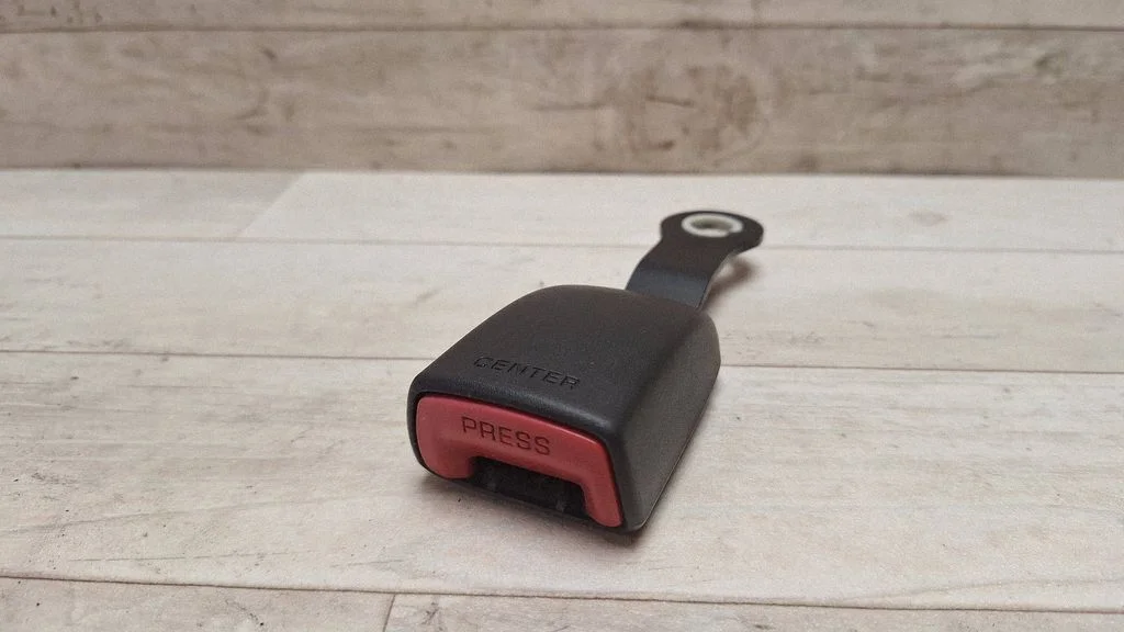 Rear seatbelt buckle E034601