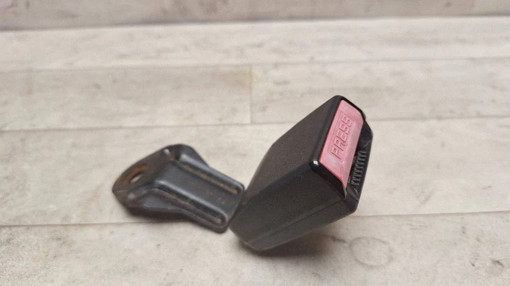 Rear seatbelt buckle 6005836