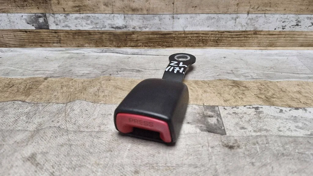 Rear seatbelt buckle E034501