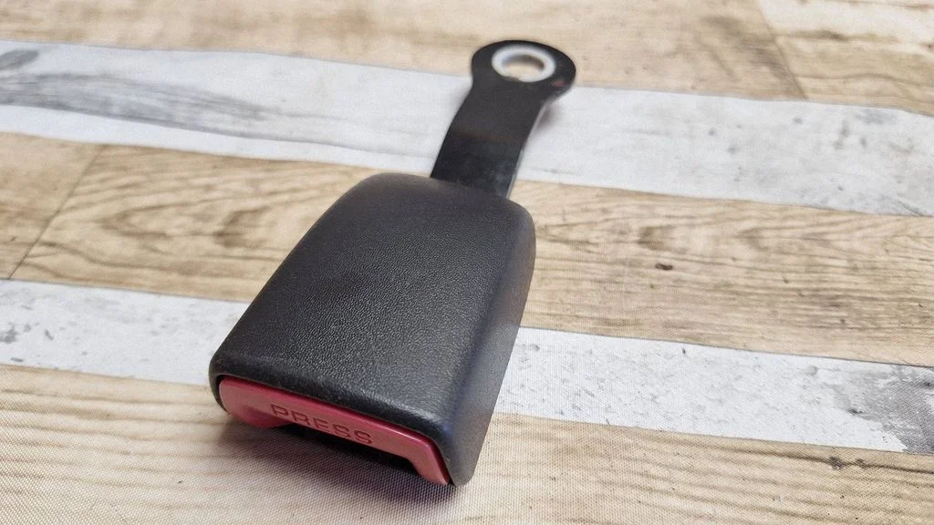Rear seatbelt buckle E034501