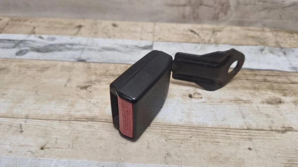 Rear seatbelt buckle – rear right