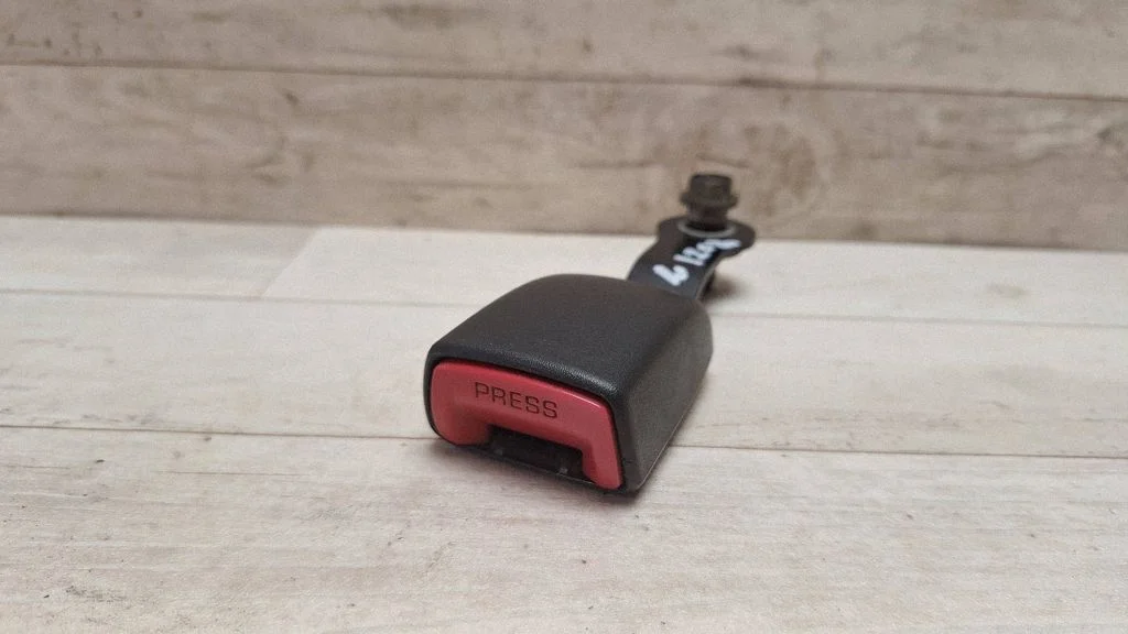 Rear seatbelt buckle E034501