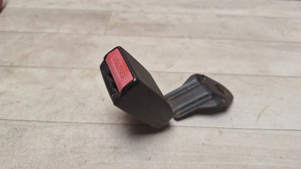 Rear seatbelt buckle – rear right