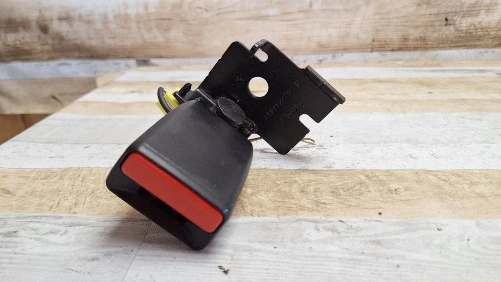Rear seatbelt buckle – Volvo V40 (2012-2019)