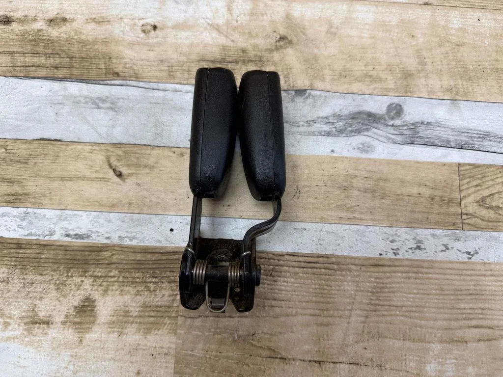 Rear seatbelt buckle 5206719
