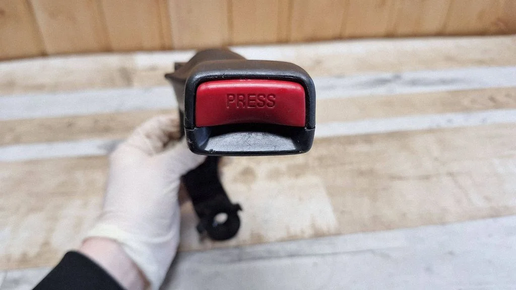Rear seatbelt buckle G3685