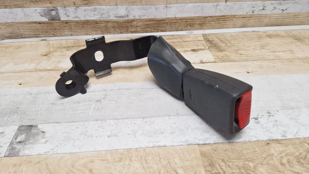 Rear seatbelt buckle – Toyota Avensis T250 (2003-2006)