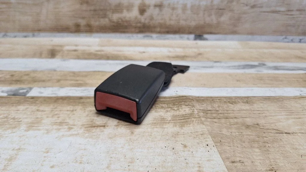 Rear seatbelt buckle N13140363