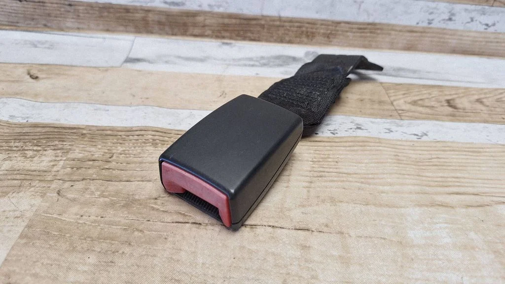 Rear seatbelt buckle 7069967