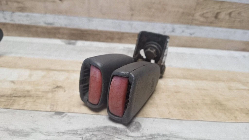 Rear seatbelt buckle 9156906