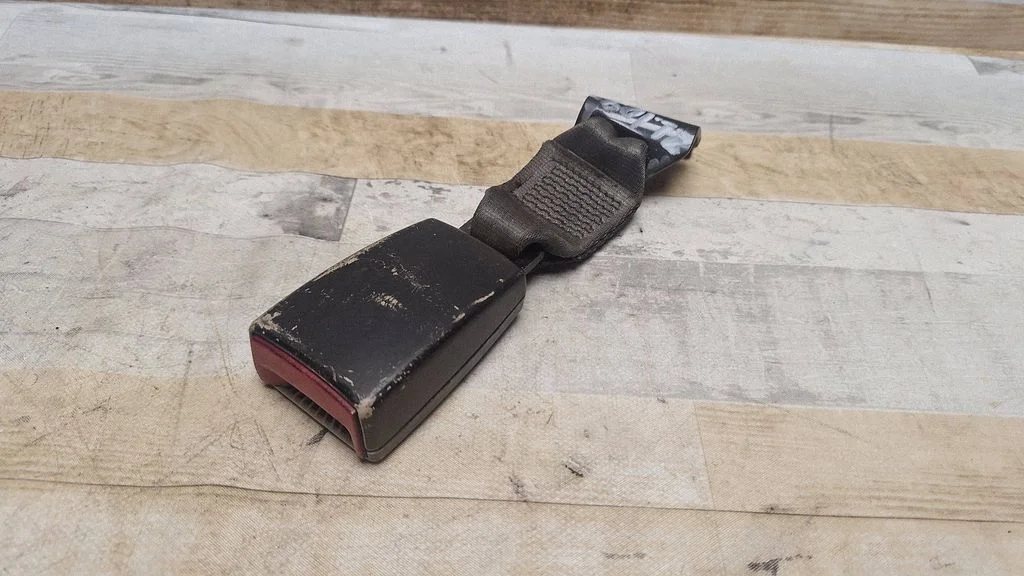 Aizmugurējās drošības jostas sprādze 1004536P26