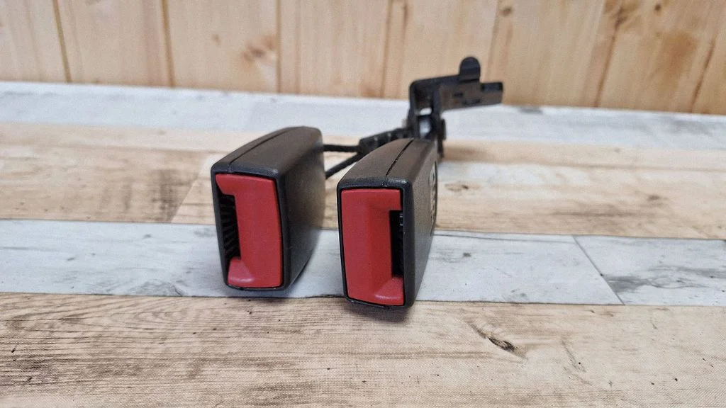Rear seatbelt buckle 13169663F