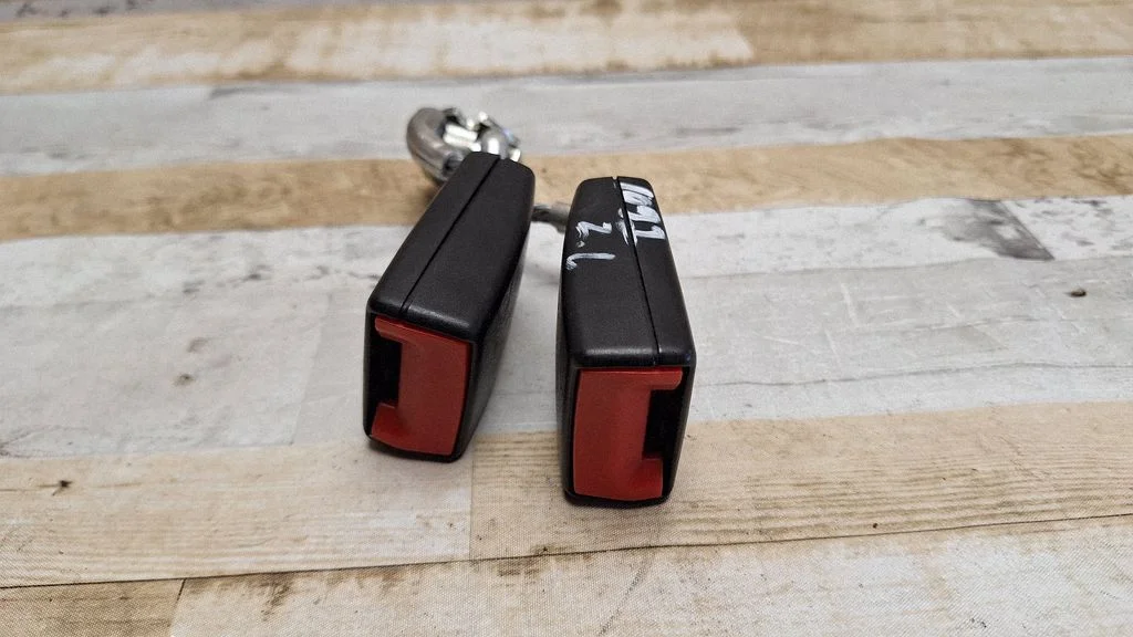 Aizmugurējās drošības jostas sprādze 1K0857739