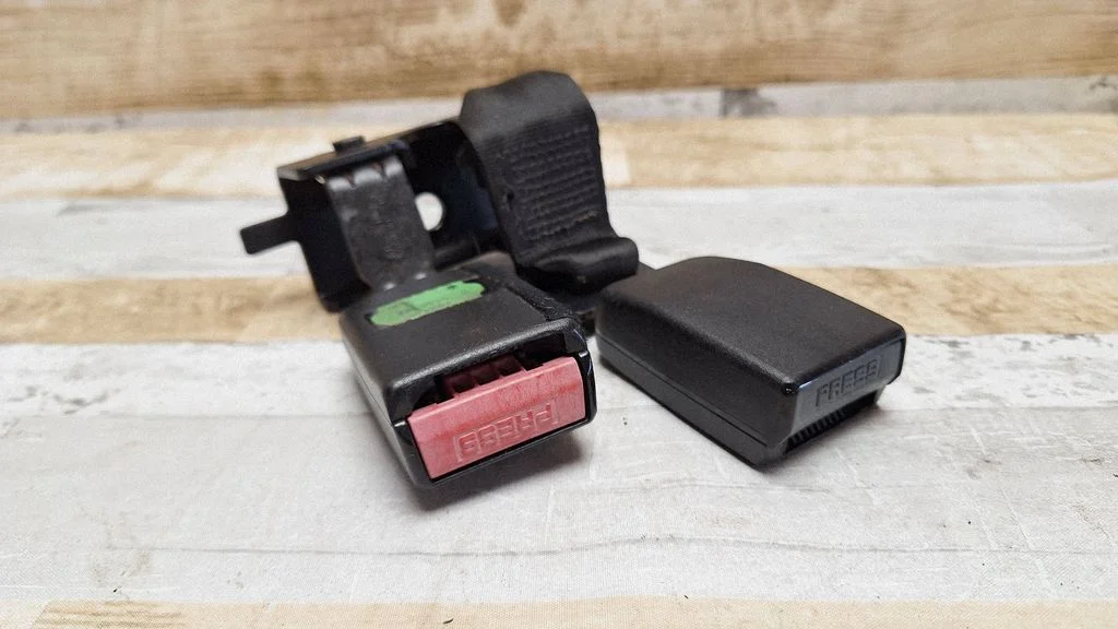 Rear seatbelt buckle 369445