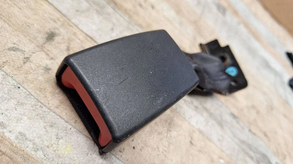 Rear seatbelt buckle 1RU85JXWAD
