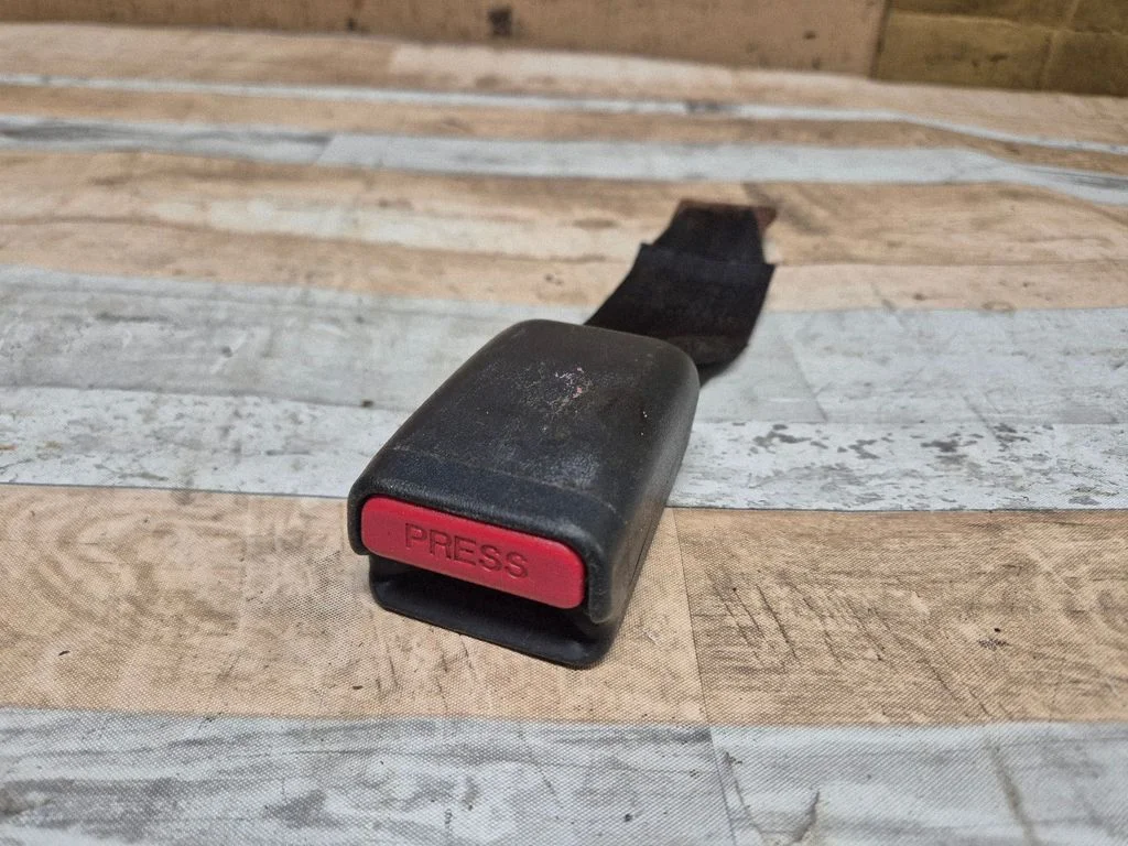 Rear seatbelt buckle – rear right