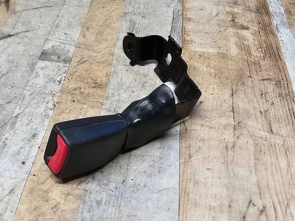 Rear seatbelt buckle – Toyota Avensis T250 (2006-2009)