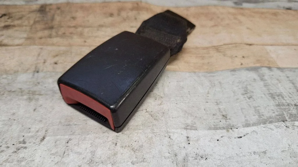 Rear seatbelt buckle 13140752