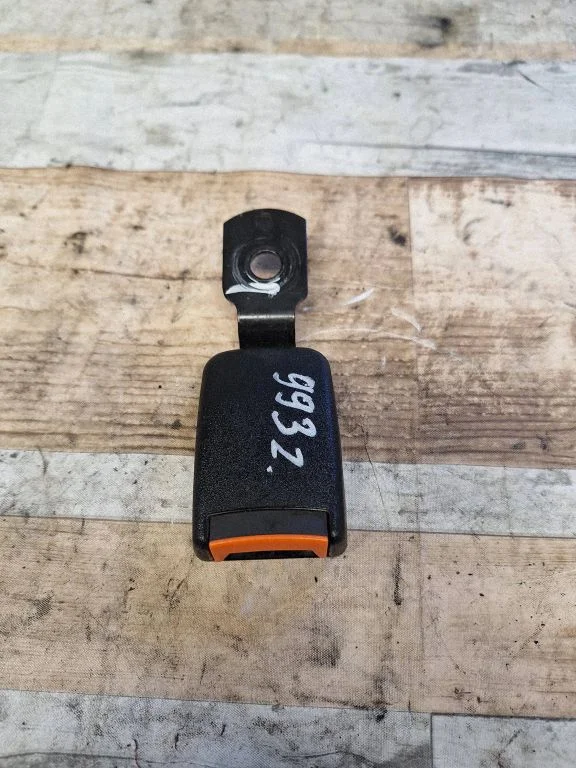 Rear seatbelt buckle 12051999