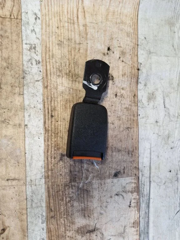 Rear seatbelt buckle 18051999