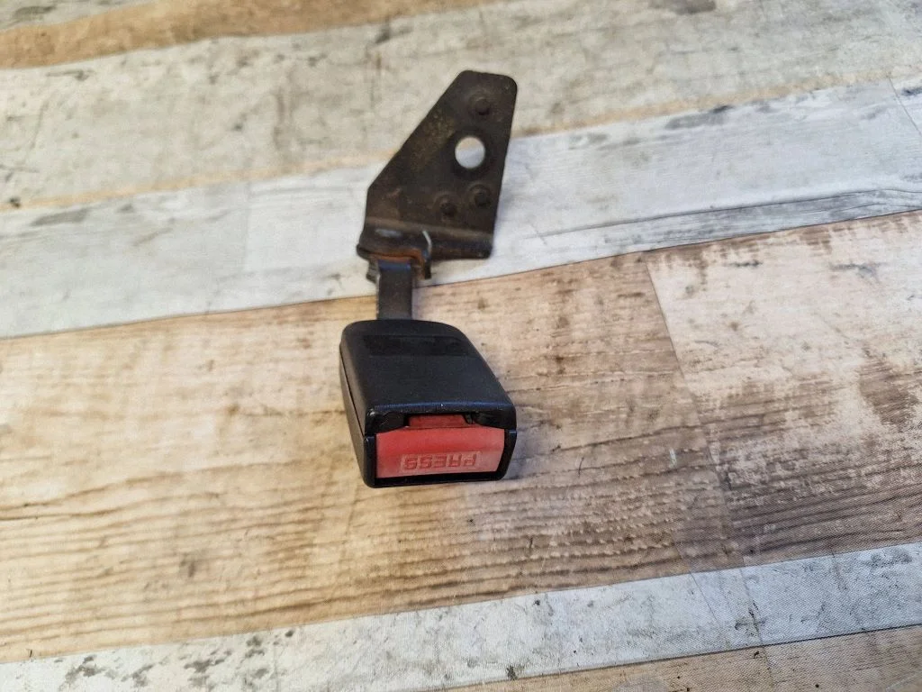 Rear seatbelt buckle – rear right