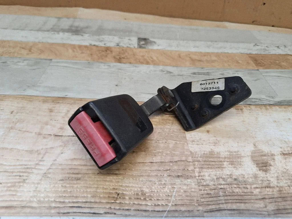 Rear seatbelt buckle 6013711