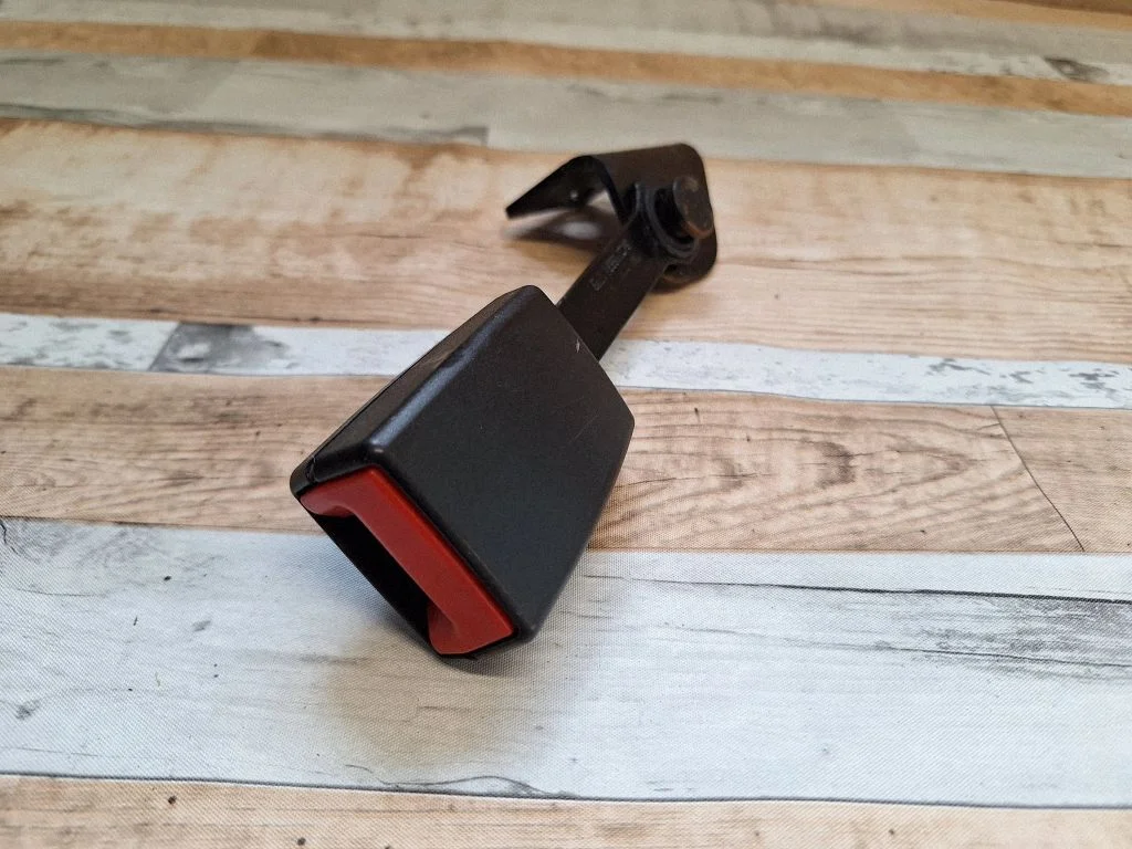 Rear seatbelt buckle 7220857