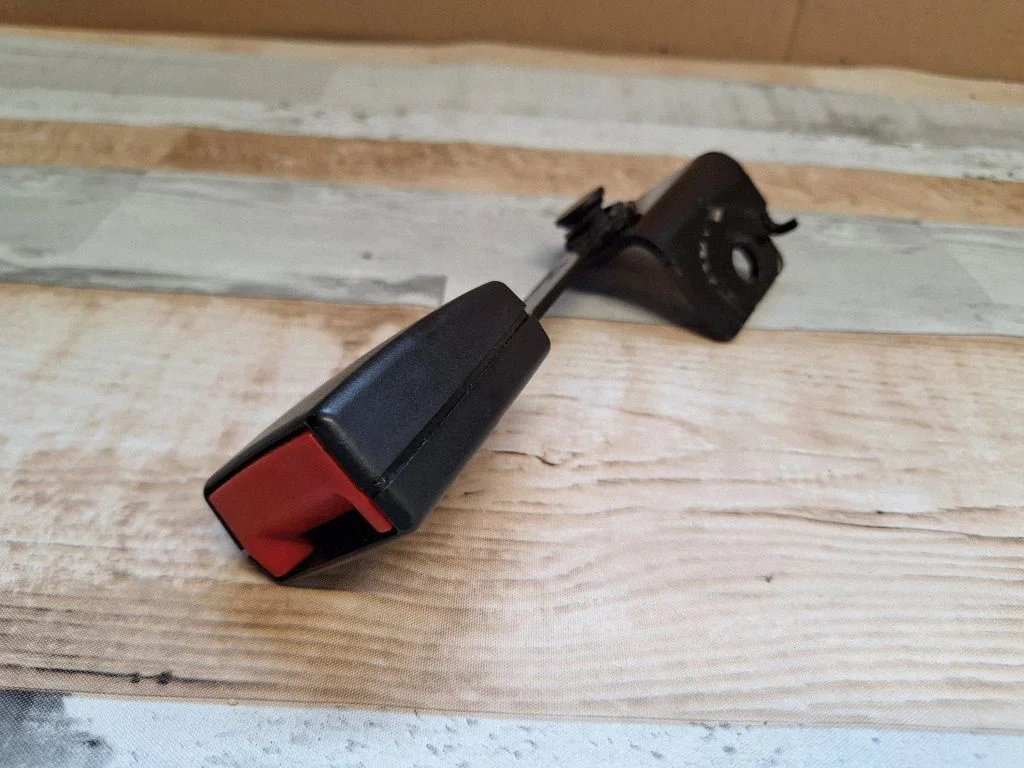 Rear seatbelt buckle 7220858