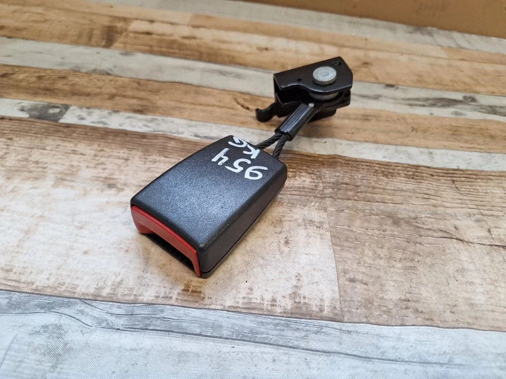 Rear seatbelt buckle 13169661F